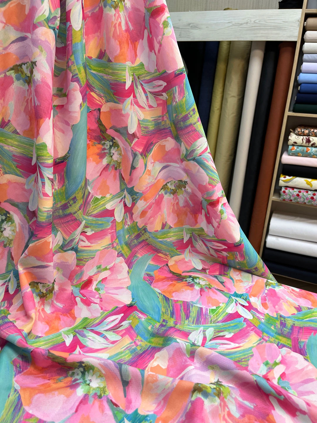 پارچه کرپ حریر گلدار، طرح آبرنگی